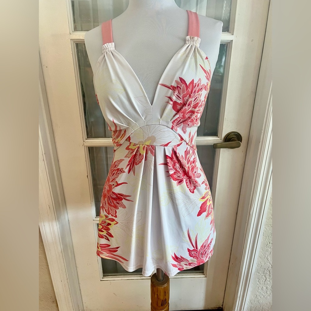 Adorable Sz M Tahari  pink and white floral camisole